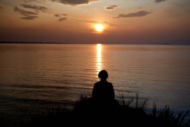 Yaz aylarında Baykal Gölü hakkında gün doğumu