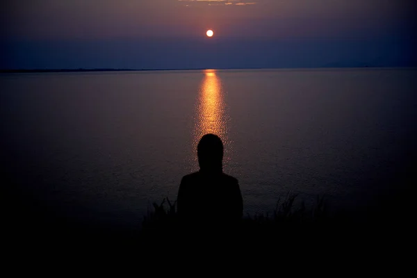 Yaz aylarında Baykal Gölü hakkında gün doğumu