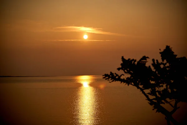 Wschód słońca nad jeziorem Bajkał w lecie — Zdjęcie stockowe
