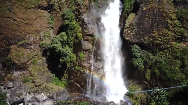 Vodopád v Himalájích v Nepálu rozmezí letecký pohled z DRONY — Stock video