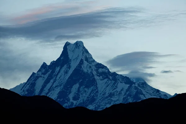 尼泊尔安纳普尔纳地区喜马拉雅山脉的鱼尾马查普查雷山 — 图库照片