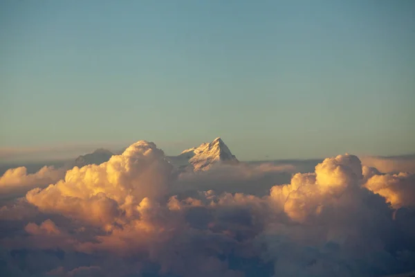 Salida del sol por encima del pico en el Himalaya, Nepal — Foto de Stock