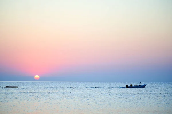 Zachód słońca nad morzem z łodzią w Turcji — Zdjęcie stockowe
