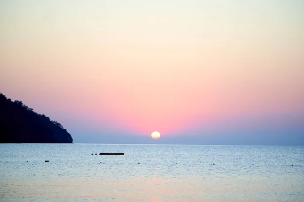 Захід сонця над морем з човном у Туреччині. — стокове фото