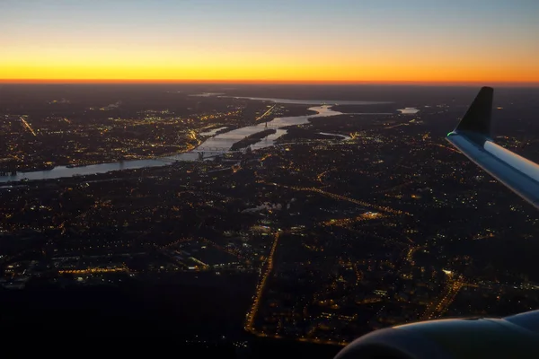 Riga, hlavní město Lotyšska. Letecký pohled čas východu slunce — Stock fotografie