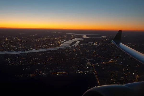 Riga, hlavní město Lotyšska. Letecký pohled čas východu slunce — Stock fotografie