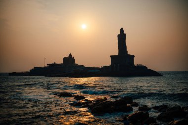 Denizin üzerinde gün doğumu Kanyakumari Komorin Burnu Hindistan