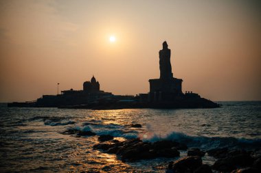 Denizin üzerinde gün doğumu Kanyakumari Komorin Burnu Hindistan