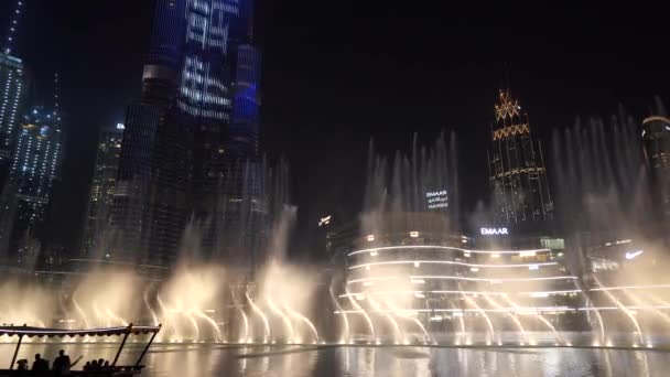 2020年2月29日-迪拜，阿联酋-在伯杰 · 哈利法旁边展示喷泉 — 图库视频影像