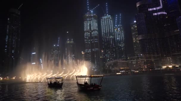 29 февраля 2020 - Дубай, ОАЭ - выставочный фонтан рядом с Бурдж Халифа — стоковое видео