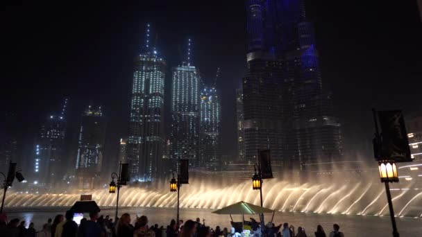 29. února 2020 - Dubaj, SAE - výstavní fontána vedle Burj Khalifa — Stock video