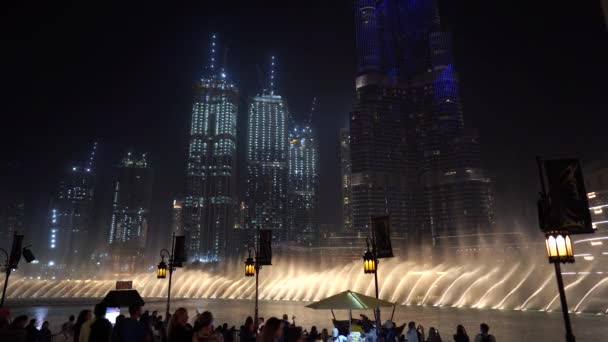 29 de fevereiro de 2020 - Dubai, Emirados Árabes Unidos - show fountain next to Burj Khalifa — Vídeo de Stock