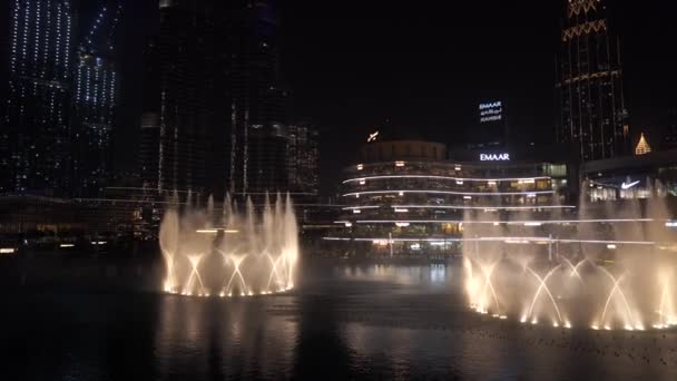 29 de fevereiro de 2020 - Dubai, Emirados Árabes Unidos - show fountain next to Burj Khalifa — Vídeo de Stock