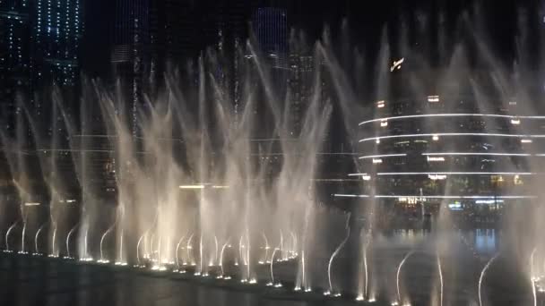 2020年2月29日-迪拜，阿联酋-在伯杰 · 哈利法旁边展示喷泉 — 图库视频影像
