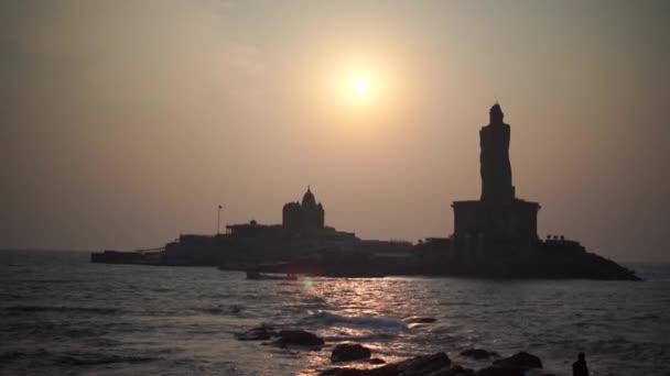 Salida del sol sobre el mar Kanyakumari Comorin cape India — Vídeos de Stock