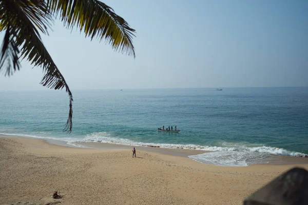 Costa de palmeras y océanos con grandes olas en India — Foto de Stock