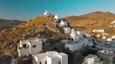 Chora kasabasındaki antik şato, yukarıdan manzara, Ios, Yunanistan