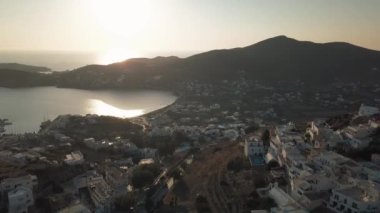 Chora kasabasındaki antik şato, yukarıdan manzara, Ios, Yunanistan