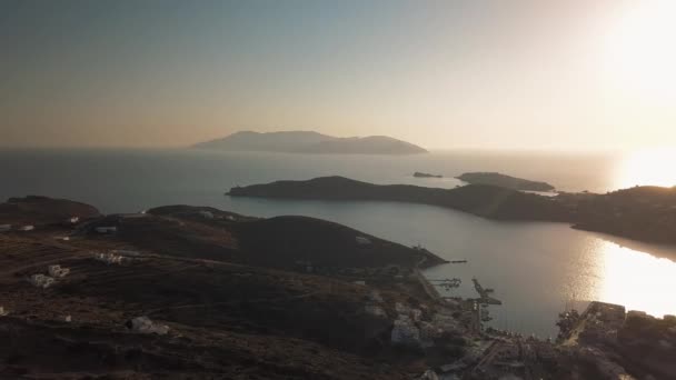 Ősi kastély a kikötő Chora város, kilátás felülről, Ios, Görögország — Stock videók