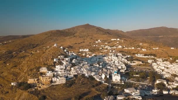 Antiguo castillo en el puerto de la ciudad de Chora, vista desde arriba, Ios, Grecia — Vídeo de stock