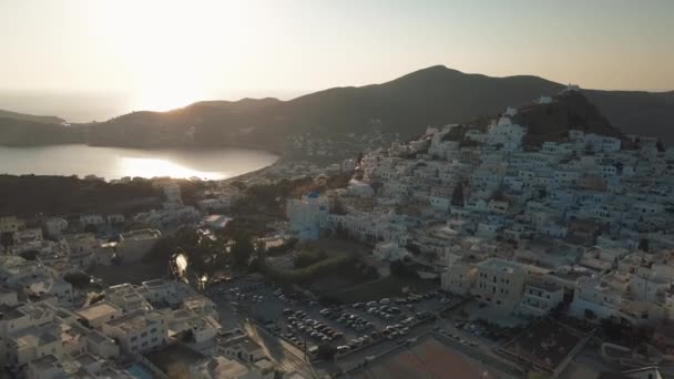 코라 읍의 항 구에 있는 고대성, 위에서 내려다보면 그리스의 이 오스 — 비디오