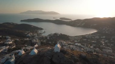Chora kasabasındaki antik şato, yukarıdan manzara, Ios, Yunanistan