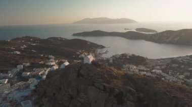 Chora kasabasındaki antik şato, yukarıdan manzara, Ios, Yunanistan