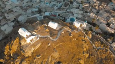 Chora kasabasındaki antik şato, yukarıdan manzara, Ios, Yunanistan