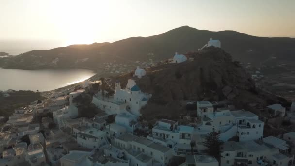 Chora镇港口的古堡，从上面看，希腊Ios — 图库视频影像