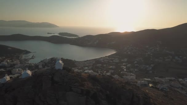 Chora镇港口的古堡，从上面看，希腊Ios — 图库视频影像