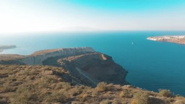 Kumlu kumsal mavi deniz suyu, açık mavi gökyüzü adası Cyclades, Santorini Yunanistan 'ın insansız hava aracı videosu