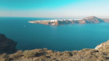Kumlu kumsal mavi deniz suyu, açık mavi gökyüzü adası Cyclades, Santorini Yunanistan 'ın insansız hava aracı videosu