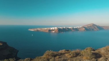 Kumlu kumsal mavi deniz suyu, açık mavi gökyüzü adası Cyclades, Santorini Yunanistan 'ın insansız hava aracı videosu