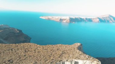 Kumlu kumsal mavi deniz suyu, açık mavi gökyüzü adası Cyclades, Santorini Yunanistan 'ın insansız hava aracı videosu