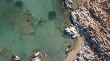 Kumlu kumsal mavi deniz suyu, açık mavi gökyüzü Paros adası Cyclades, Yunanistan 'ın insansız hava aracı videosu