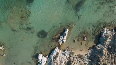 Kumlu kumsal mavi deniz suyu, açık mavi gökyüzü Paros adası Cyclades, Yunanistan 'ın insansız hava aracı videosu