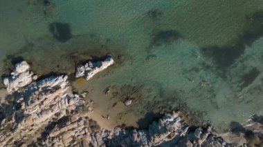 Kumlu kumsal mavi deniz suyu, açık mavi gökyüzü Paros adası Cyclades, Yunanistan 'ın insansız hava aracı videosu