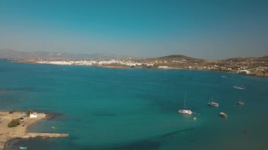 Kumlu kumsal mavi deniz suyu, açık mavi gökyüzü Paros adası Cyclades, Yunanistan 'ın insansız hava aracı videosu