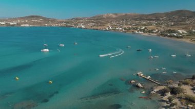 Kumlu kumsal mavi deniz suyu, açık mavi gökyüzü Paros adası Cyclades, Yunanistan 'ın insansız hava aracı videosu