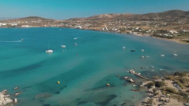 Kumlu kumsal mavi deniz suyu, açık mavi gökyüzü Paros adası Cyclades, Yunanistan 'ın insansız hava aracı videosu