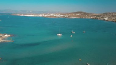 Kumlu kumsal mavi deniz suyu, açık mavi gökyüzü Paros adası Cyclades, Yunanistan 'ın insansız hava aracı videosu