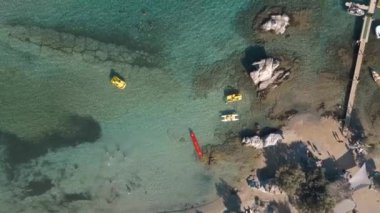 Kumlu kumsal mavi deniz suyu, açık mavi gökyüzü Paros adası Cyclades, Yunanistan 'ın insansız hava aracı videosu