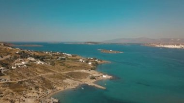 Kumlu kumsal mavi deniz suyu, açık mavi gökyüzü Paros adası Cyclades, Yunanistan 'ın insansız hava aracı videosu