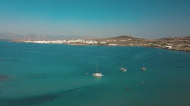 Kumlu kumsal mavi deniz suyu, açık mavi gökyüzü Paros adası Cyclades, Yunanistan 'ın insansız hava aracı videosu
