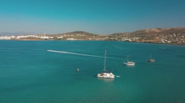 Kumlu kumsal mavi deniz suyu, açık mavi gökyüzü Paros adası Cyclades, Yunanistan 'ın insansız hava aracı videosu