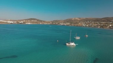 Kumlu kumsal mavi deniz suyu, açık mavi gökyüzü Paros adası Cyclades, Yunanistan 'ın insansız hava aracı videosu