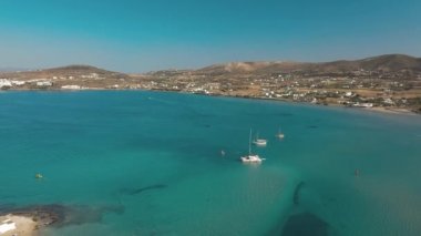 Kumlu kumsal mavi deniz suyu, açık mavi gökyüzü Paros adası Cyclades, Yunanistan 'ın insansız hava aracı videosu