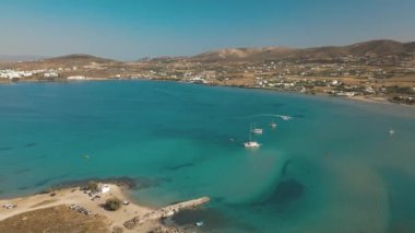 Kumlu kumsal mavi deniz suyu, açık mavi gökyüzü Paros adası Cyclades, Yunanistan 'ın insansız hava aracı videosu