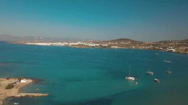 Video pesawat tak berawak dari air laut pantai biru berpasir, langit biru jernih Paros pulau Cyclades, Yunani — Stok Video