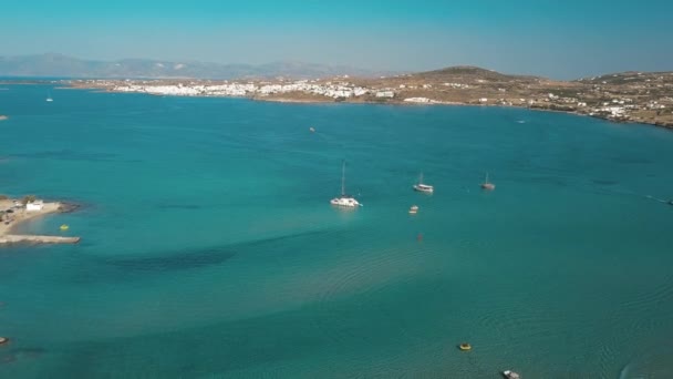 Aereo drone video di spiaggia sabbiosa blu acqua di mare, cielo blu chiaro Paros isola di Cicladi, Grecia — Video Stock